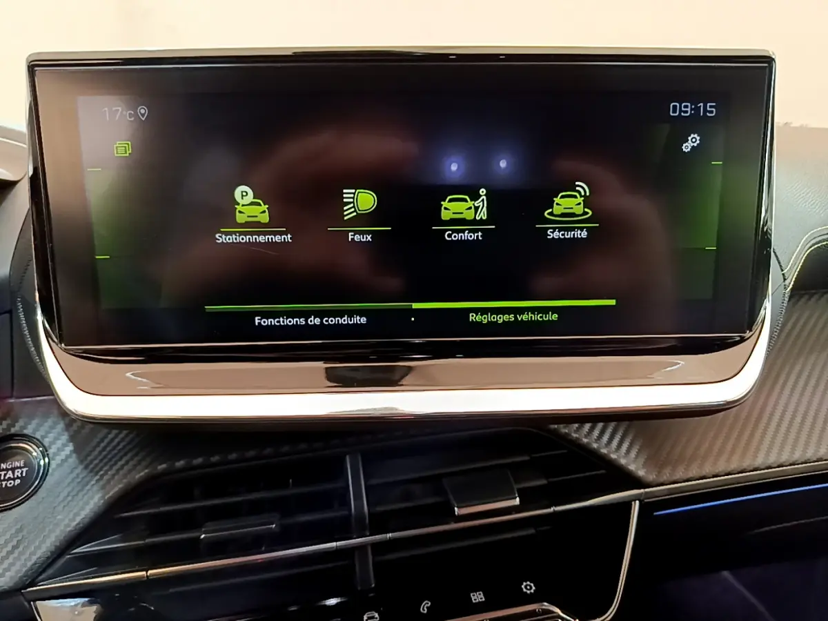 Écran tactile central de 10 pouces du tableau de bord d'une Peugeot 208 GT Line rouge, affichant les réglages véhicule.