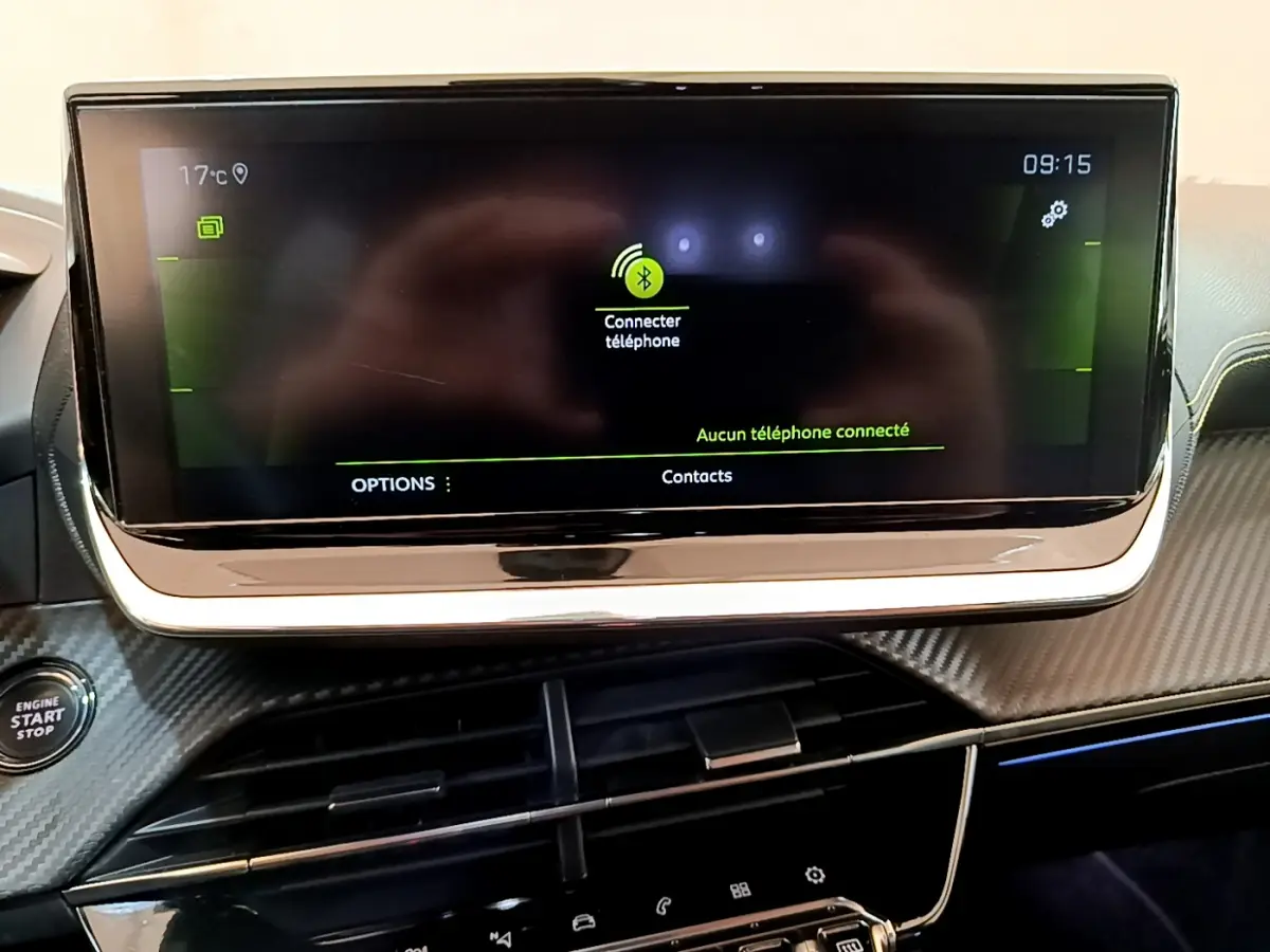 Écran tactile central allumé avec interface Bluetooth, tableau de bord carbone et bouton démarrage Peugeot 208 GT Line 2020.