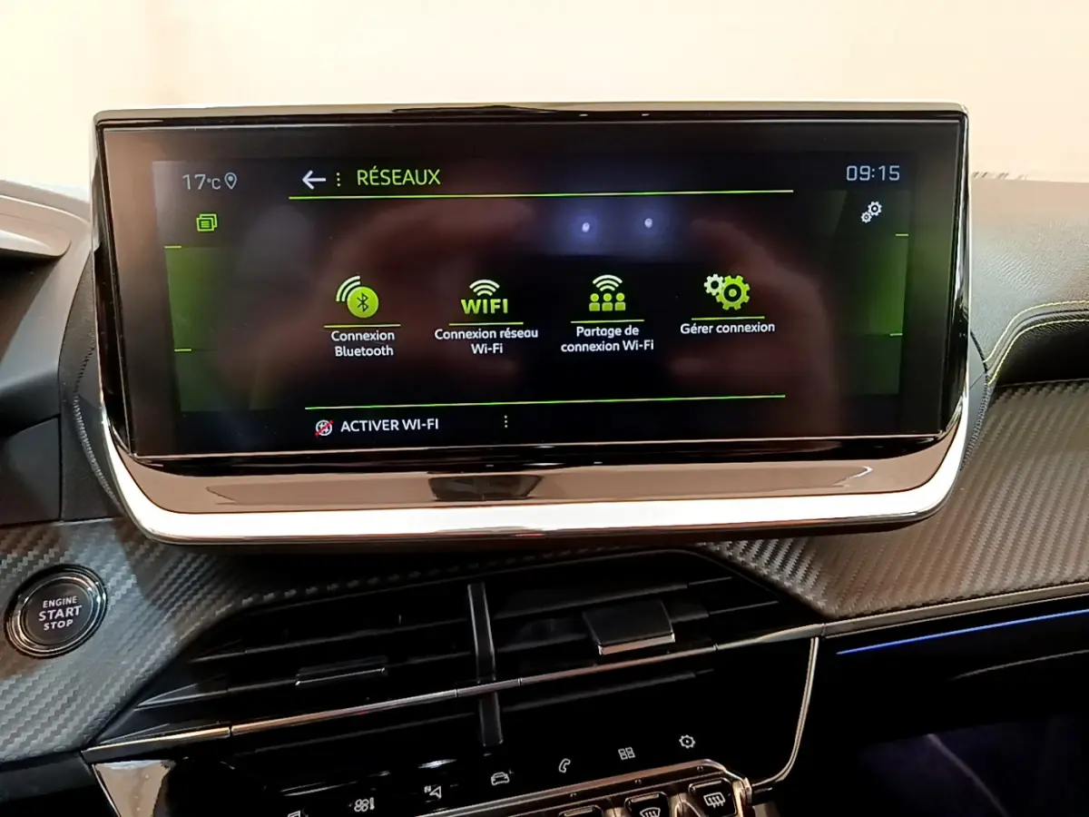 Écran tactile central affichant les options réseau dans l'habitacle du Peugeot 208 GT Line 2020.