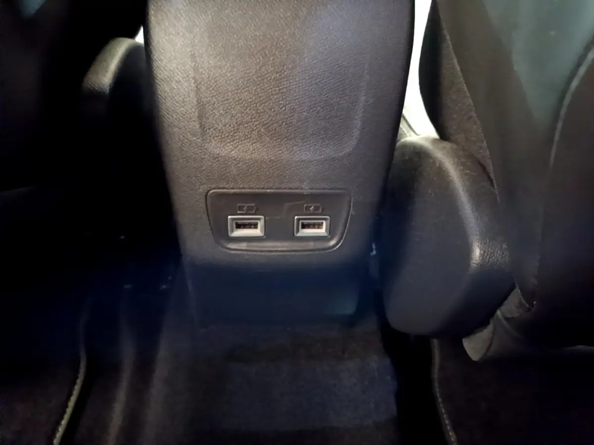 Prise double USB arrière intégrée au dossier central, vue rapprochée de l'intérieur noir du Peugeot 208 GT Line 2020.