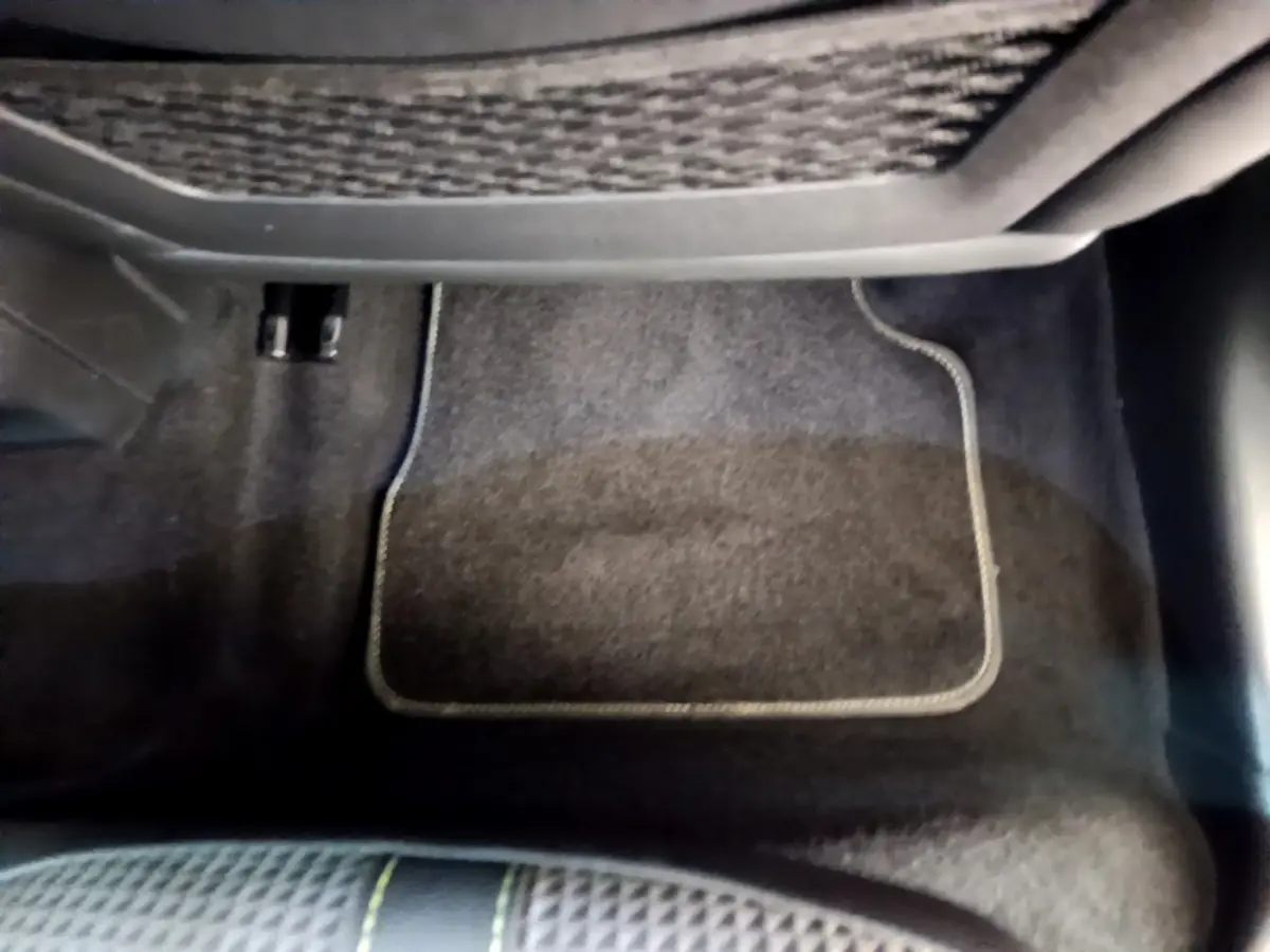 Vue rapprochée du tapis de sol noir côté passager avant du Peugeot 208 Rouge GT Line 2020.
