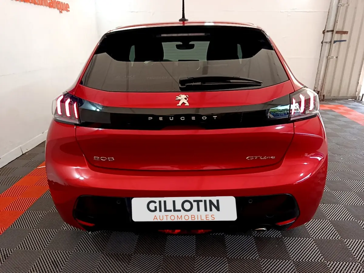 Vue arrière d'une Peugeot 208 GT Line rouge avec feux LED caractéristiques et logo lion centré sur le hayon.