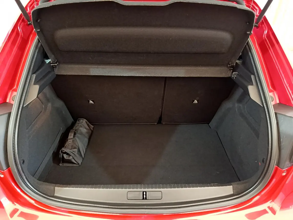 Coffre ouvert de la Peugeot 208 GT Line rouge 2020, vue arrière montrant l'espace de chargement et la tablette arrière.