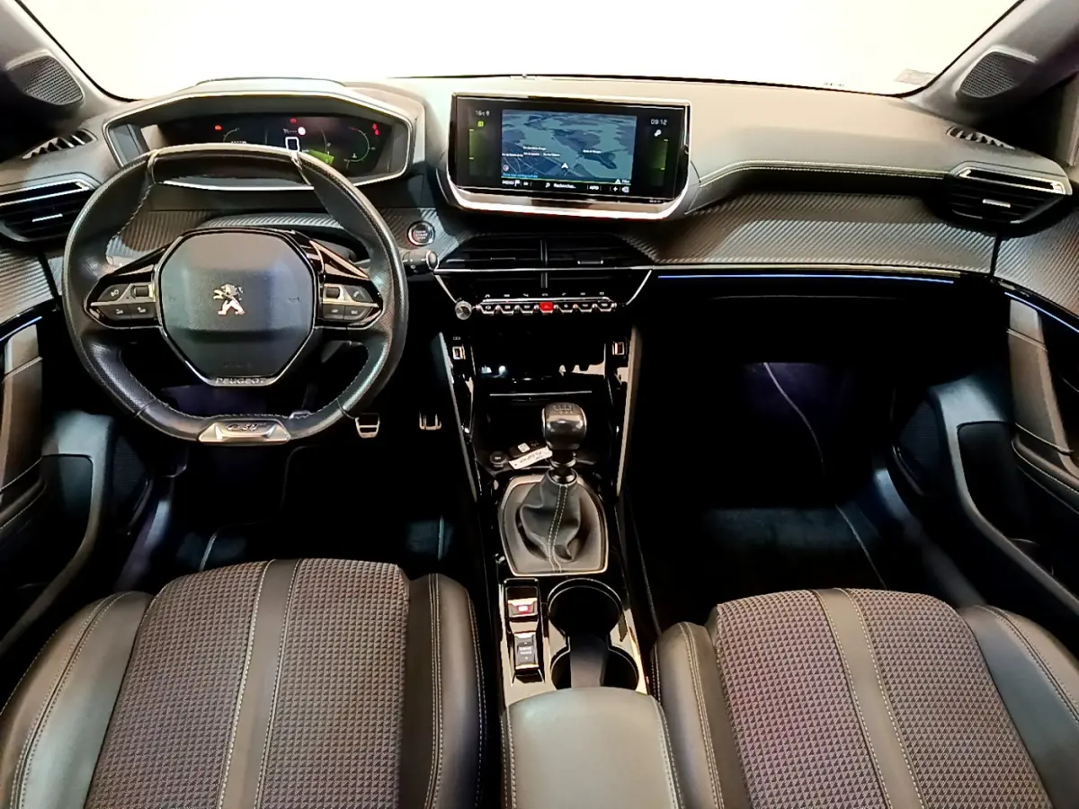 Intérieur moderne de la Peugeot 208 GT Line 2020, vue avant centrée sur tableau de bord et écran tactile.