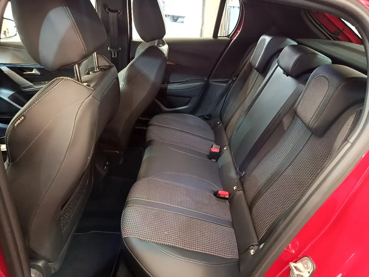 Vue côté droit arrière des sièges arrière en tissu et cuir noir de la Peugeot 208 GT Line rouge de 2020.