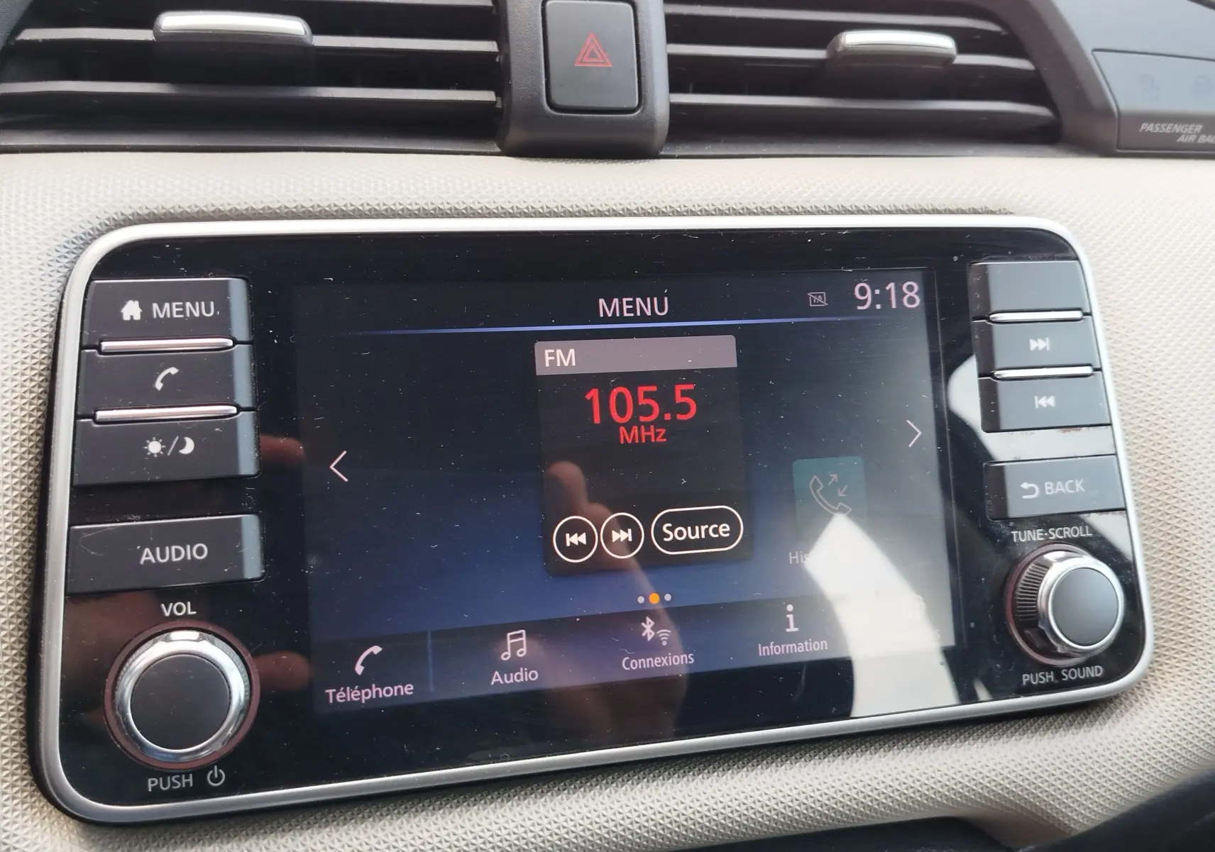 Écran tactile central de la Nissan Micra blanche 2019 affichant la radio FM 105.5 MHz avec commandes autour.