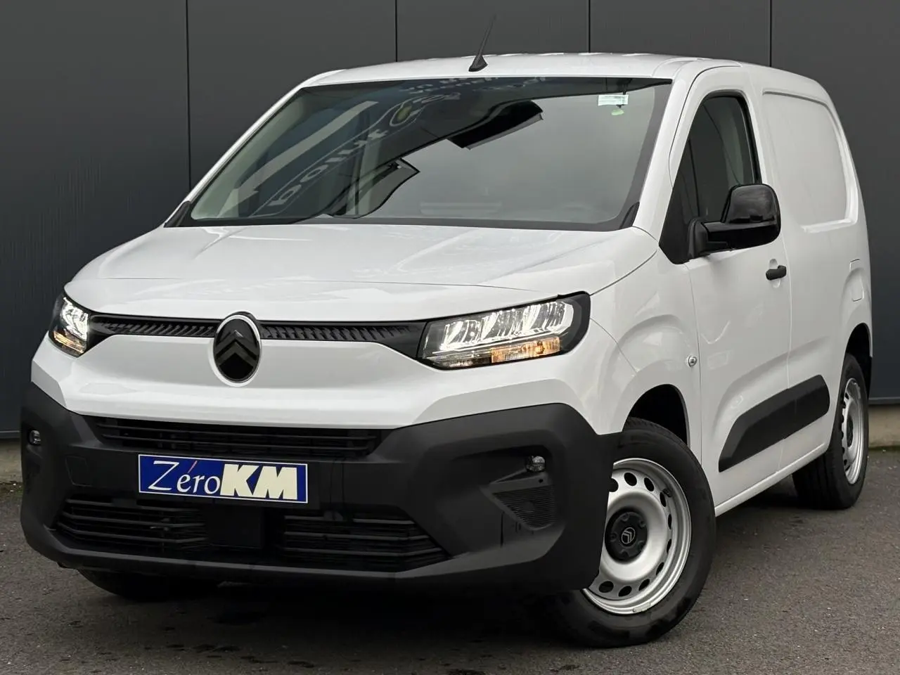 Vue 3/4 avant droite du Citroën Berlingo Van blanc Icy avec pare-chocs noir et jantes tôles grises.