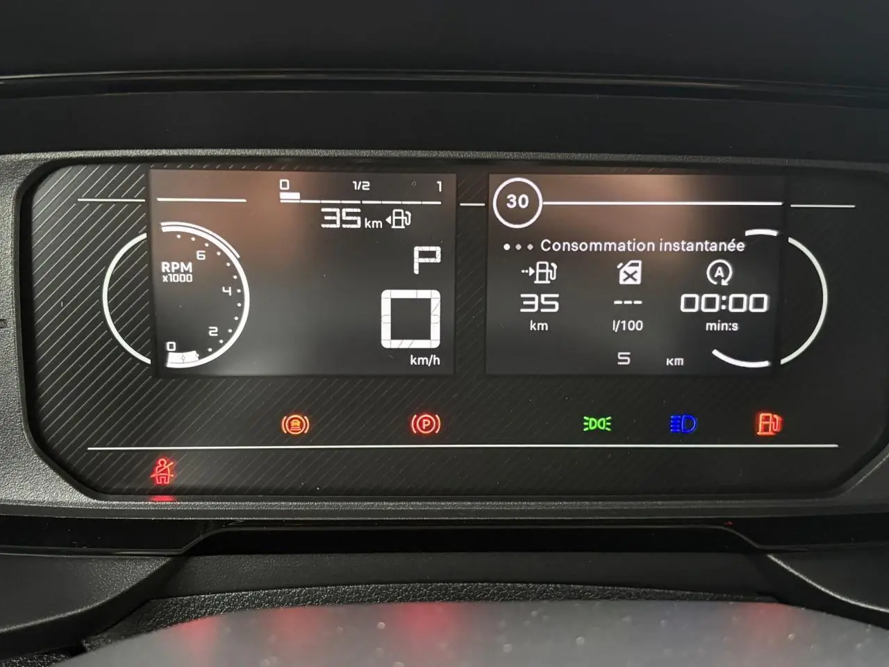 Tableau de bord numérique du Citroën Berlingo 2025 affichant vitesse, consommation et alertes au repos.