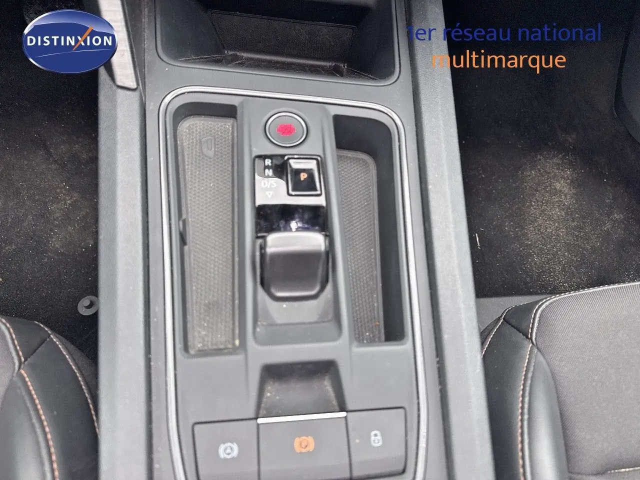 Vue plongeante sur la console centrale de la CUPRA LEON ST 2024, avec levier de boîte automatique et sièges en cuir noir.