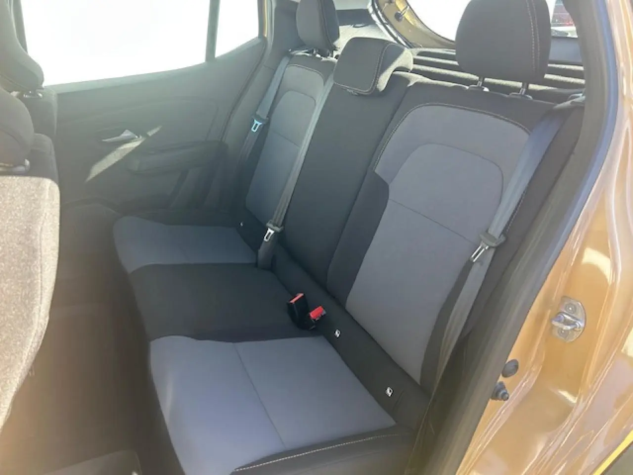 Vue intérieure côté droit sur la banquette arrière bi-ton gris et noir du Dacia Sandero III Stepway Beige Safari 2025.