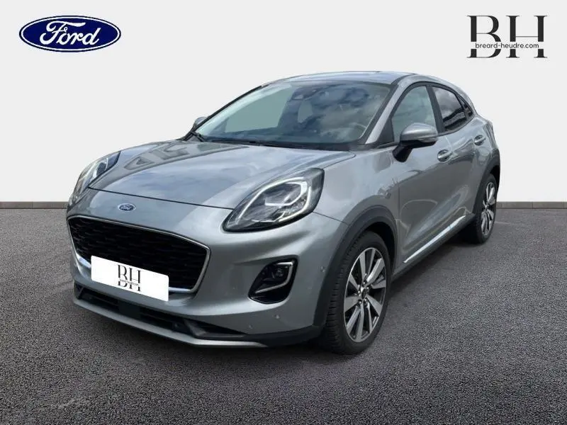Ford Puma gris Solar métallisé vu en 3/4 avant droit avec jantes alliage et phares LED distinctifs.