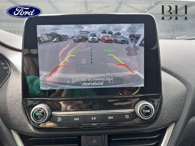 Écran tactile central de la Ford Puma 2022 affichant la caméra de recul avec guidage coloré en stationnement.
