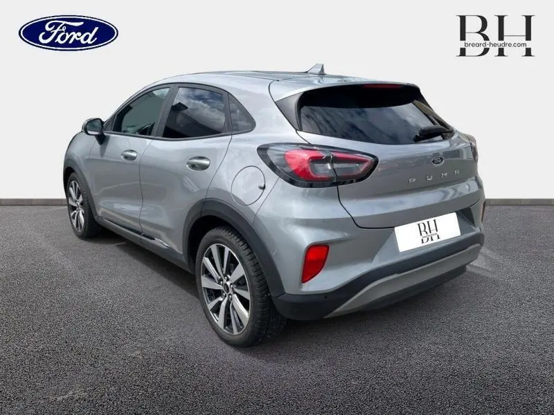 Ford Puma gris Solar métallisé vu de 3/4 arrière droit, avec feux arrière LED et jantes alliage.