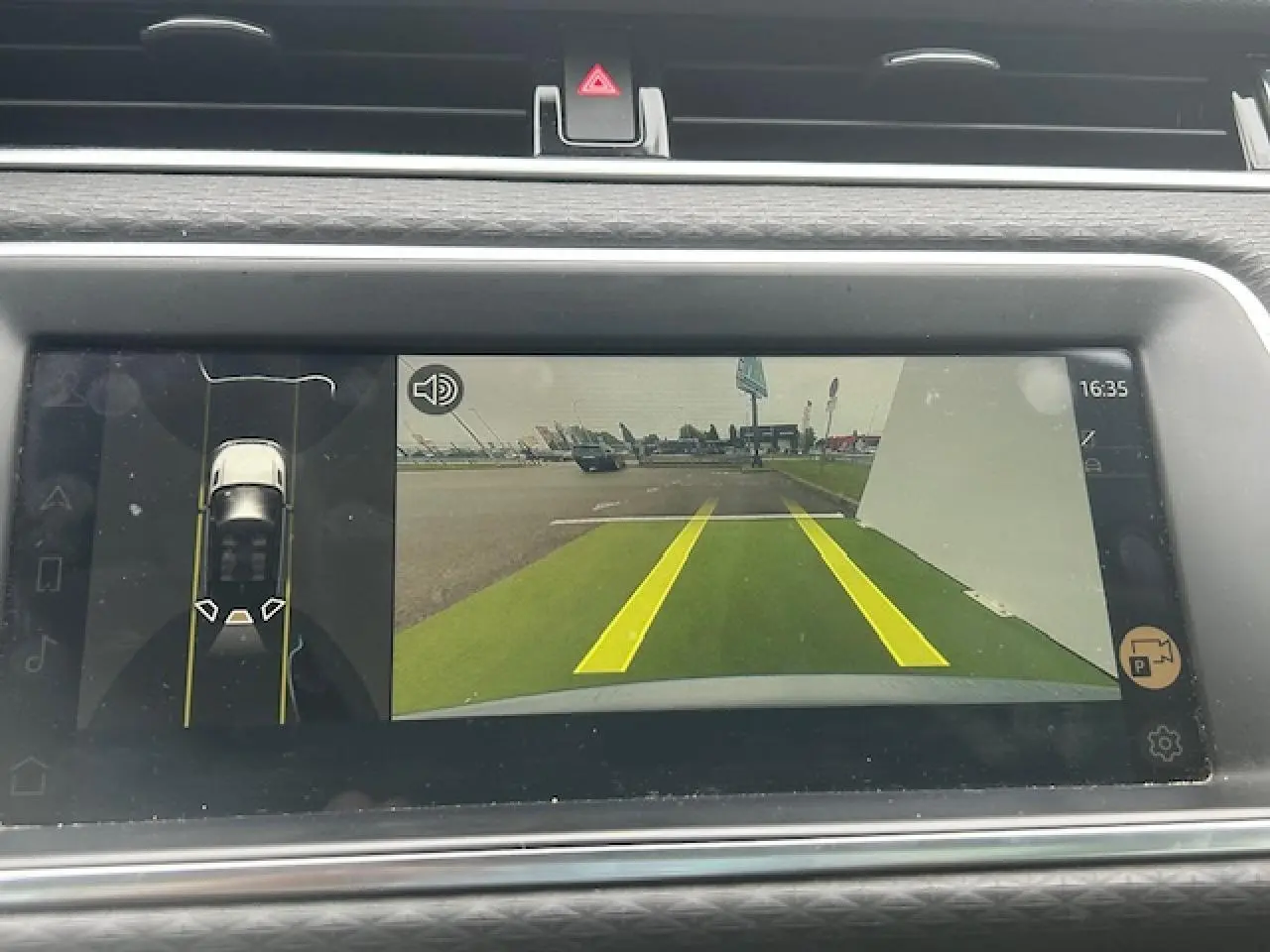 Affichage de la caméra de recul et des aides au stationnement du Range Rover Evoque gris foncé, vue intérieure du tableau de bord.