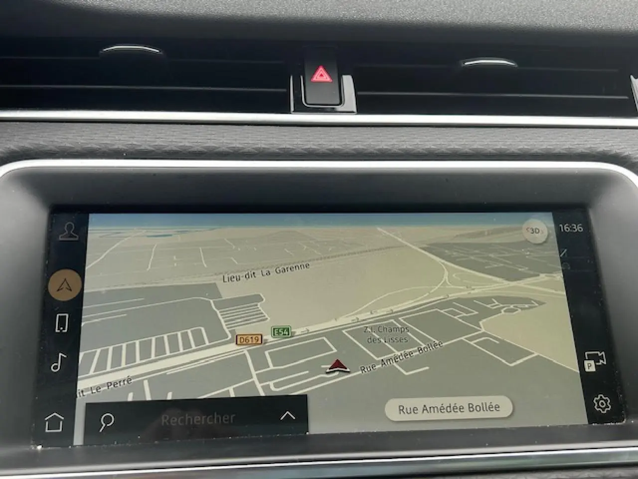Gros plan sur l'écran tactile du tableau de bord du Range Rover Evoque 2022 affichant la navigation GPS.