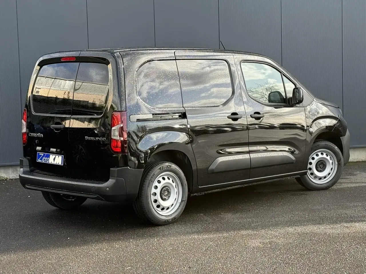 Vue 3/4 arrière droite d'un Citroën Berlingo Van noir Perla avec portes arrière battantes et jantes tôles grises.