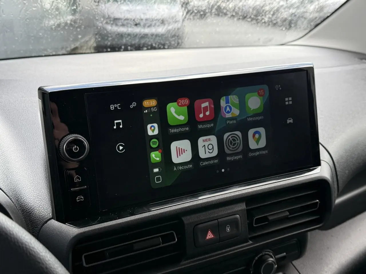 Écran tactile 10 pouces du tableau de bord du Citroën Berlingo Van 2025, affichant Apple CarPlay.