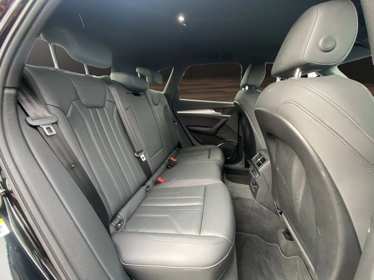 Vue intérieure côté droit montrant la banquette arrière en cuir noir de l'Audi Q5 Business Edition S-Line 2022.