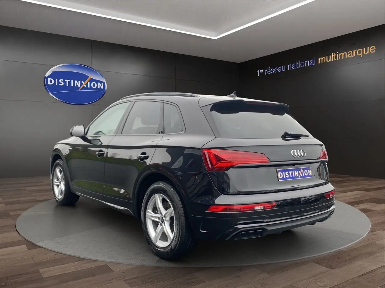 Audi Q5 Business Edition S-Line noir vue 3/4 arrière droit, avec feux LED et jantes alliage argentées.