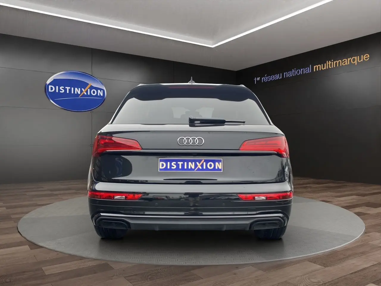 Vue arrière d'un Audi Q5 noir Business Edition S-Line 2022, avec feux LED et double sortie d'échappement intégrée.