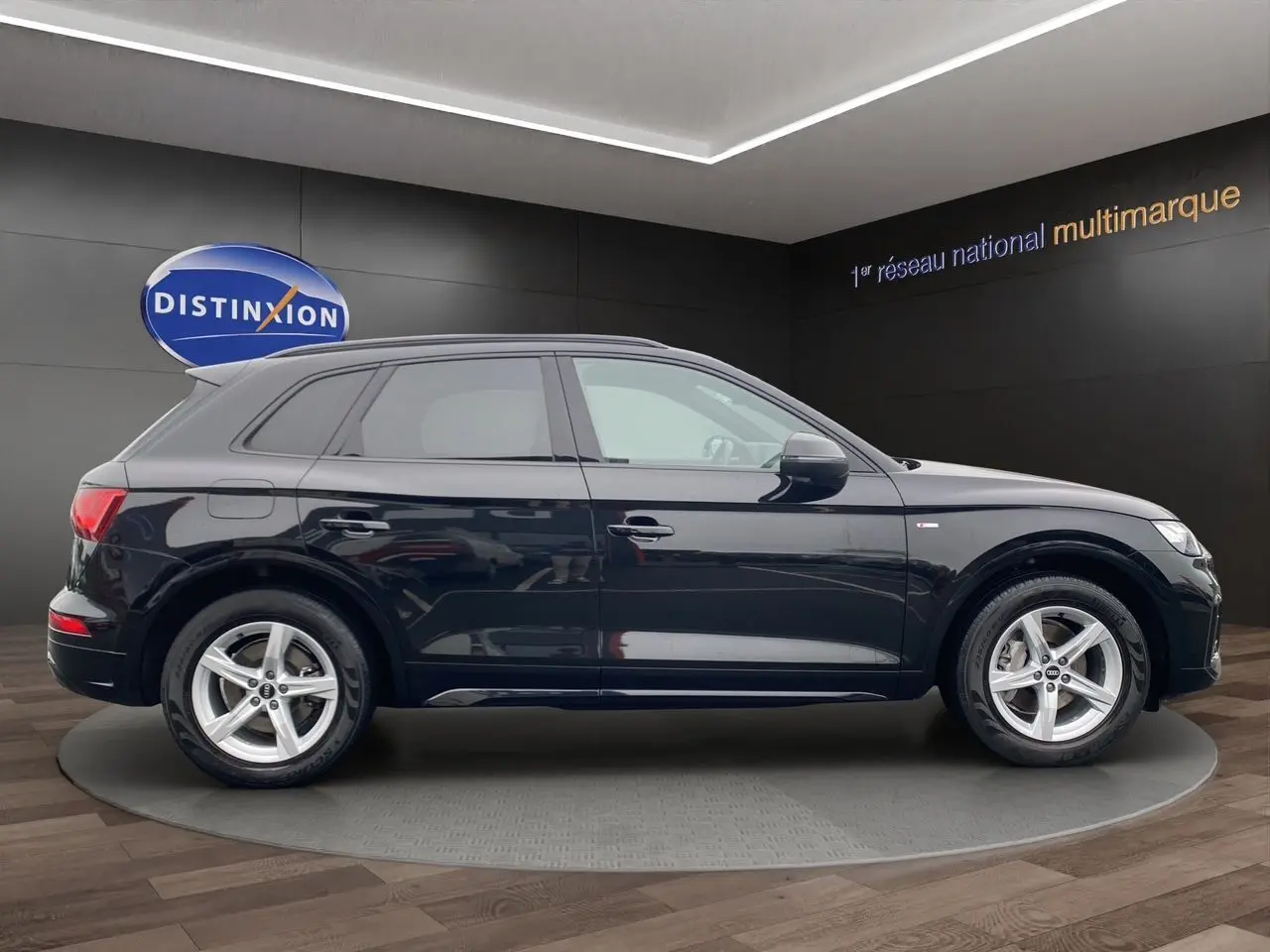 Audi Q5 Business Edition S-Line noir, vue profil côté gauche, jantes alliage et vitres teintées visibles.