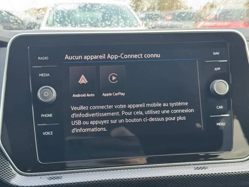 Écran tactile du système multimédia du Volkswagen T-Cross 2025, affichant la connexion App-Connect, intérieur noir.