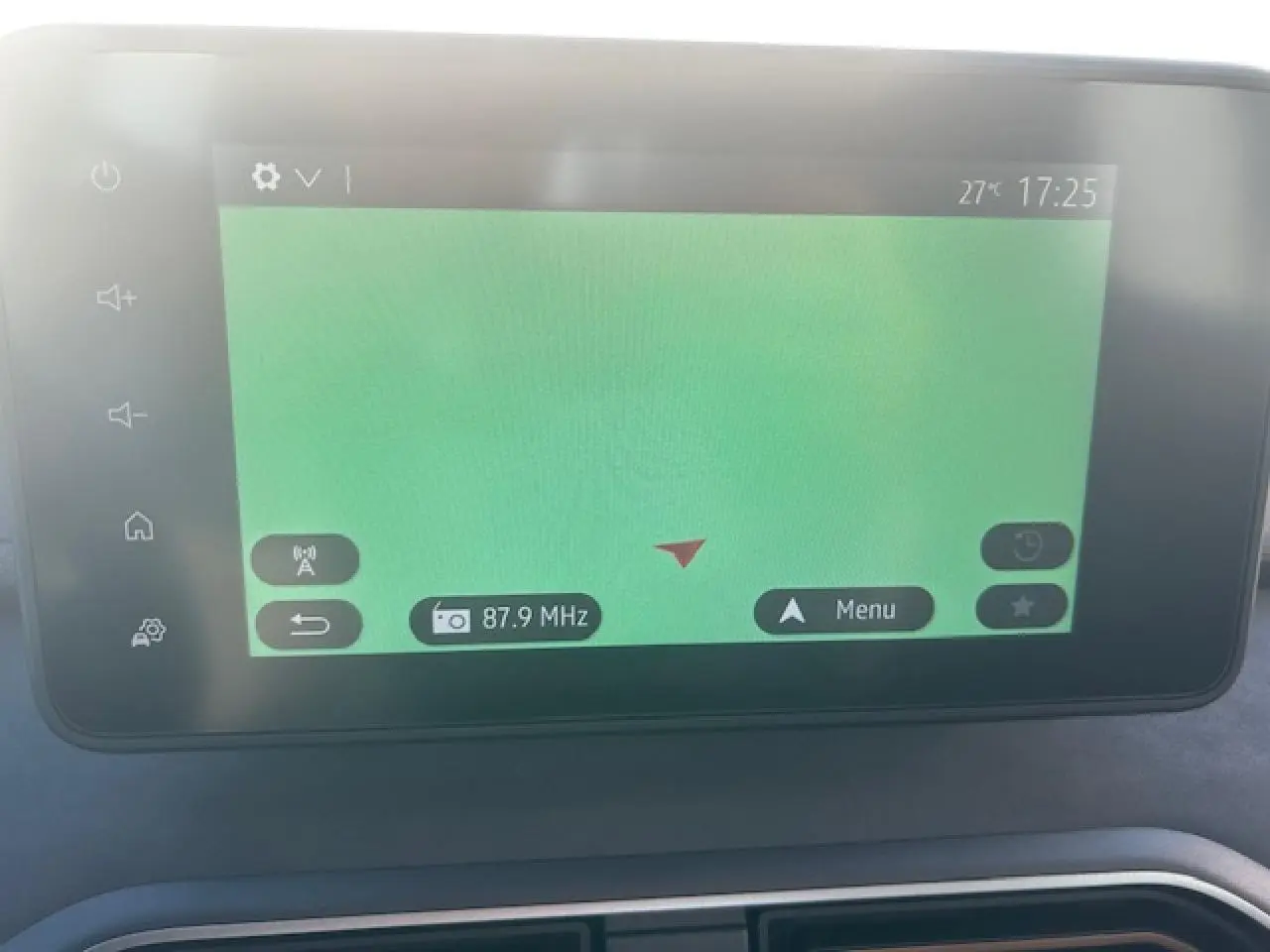 Écran tactile multimédia 8 pouces du tableau de bord de la Dacia Sandero Stepway 2025, interface navigation visible.