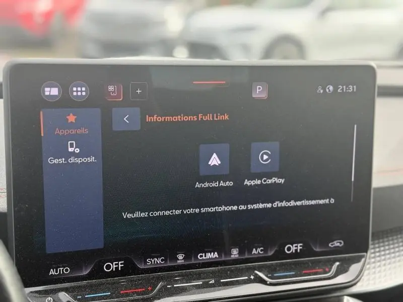 Écran tactile central du tableau de bord du CUPRA Formentor bleu, affichant les options Android Auto et Apple CarPlay.