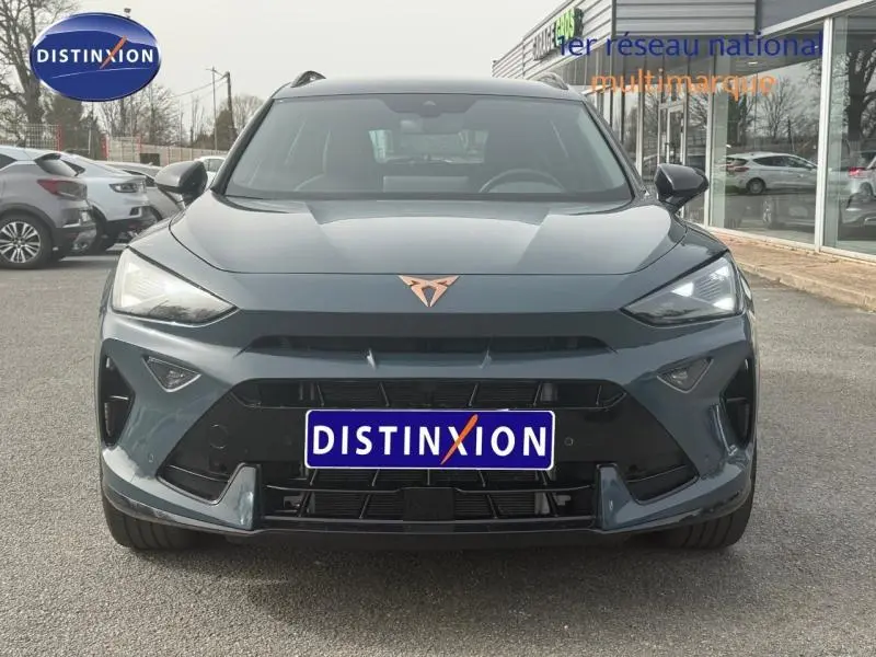Vue de face du CUPRA Formentor bleu Fjord 2025 avec calandre noire et logo cuivré distinctif.