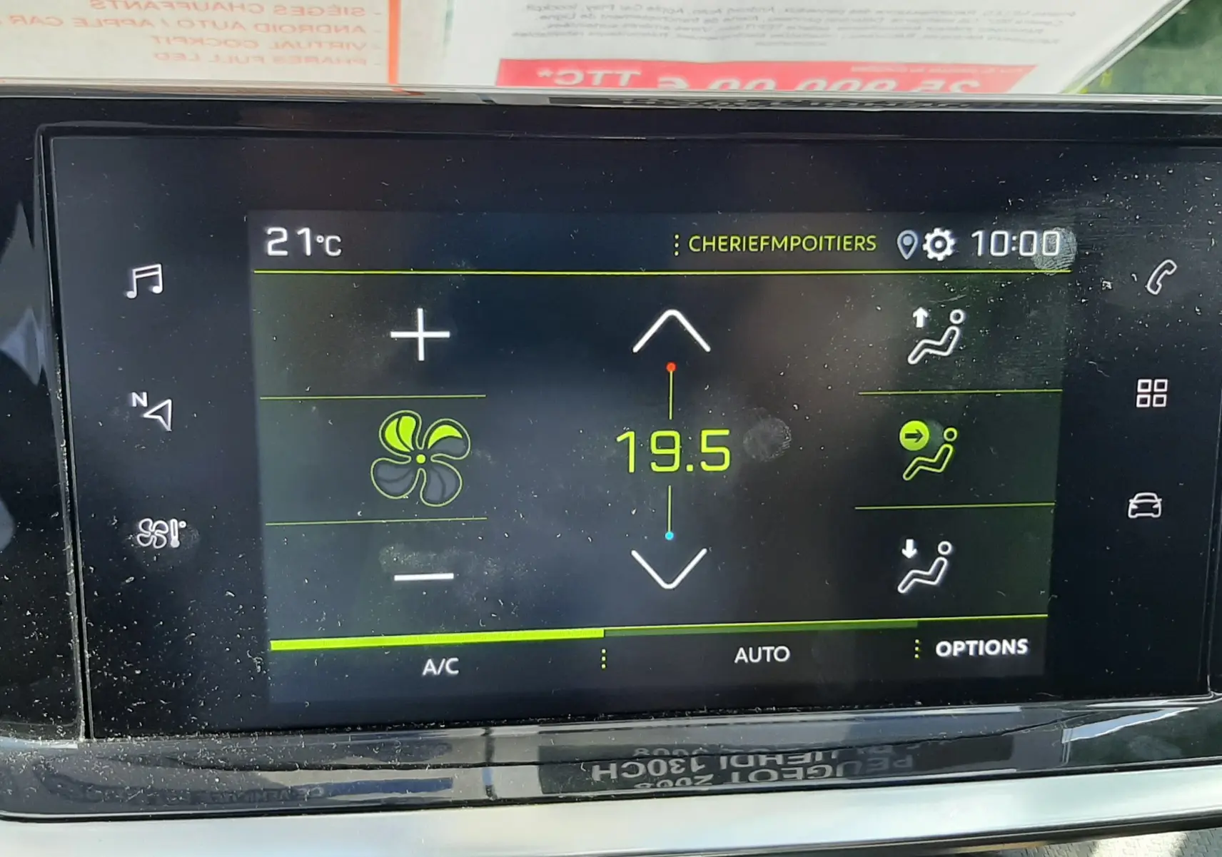 Écran tactile du système de climatisation du Peugeot 2008 gris platinium, affichant une température de 19,5°C.