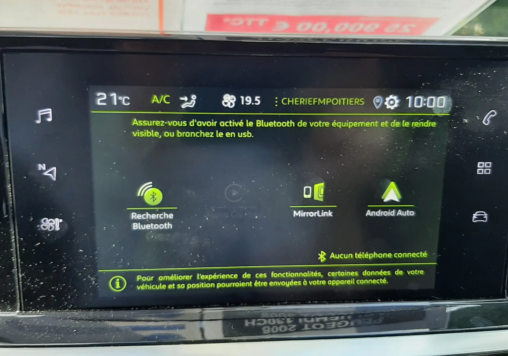 Écran tactile central du Peugeot 2008 2023 affichant les options Bluetooth, MirrorLink et Android Auto en intérieur noir.