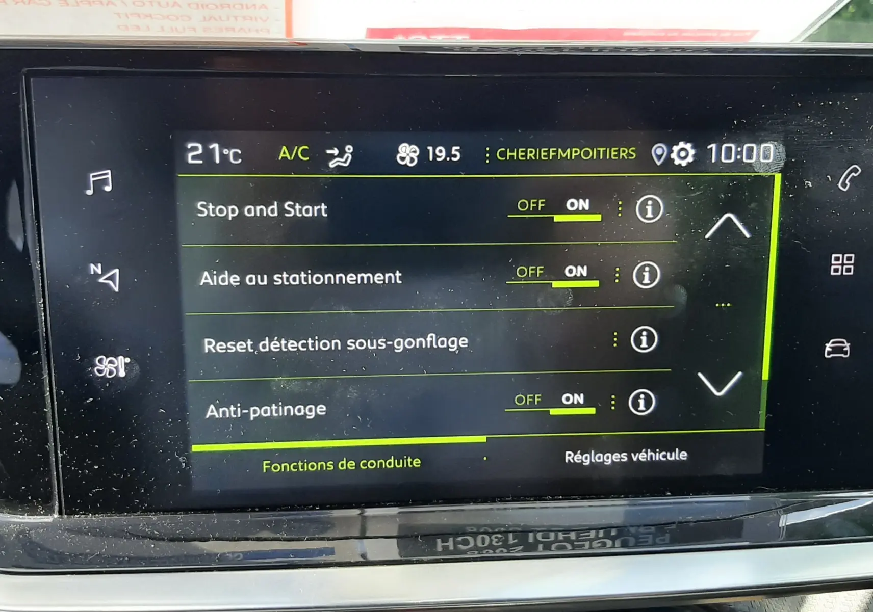 Écran tactile central du Peugeot 2008 2023 gris platinium montrant les réglages d'aide à la conduite et climatisation