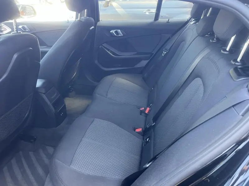 Vue intérieure côté droit des sièges arrière en tissu anthracite d'une BMW Série 1 noire de 2020.