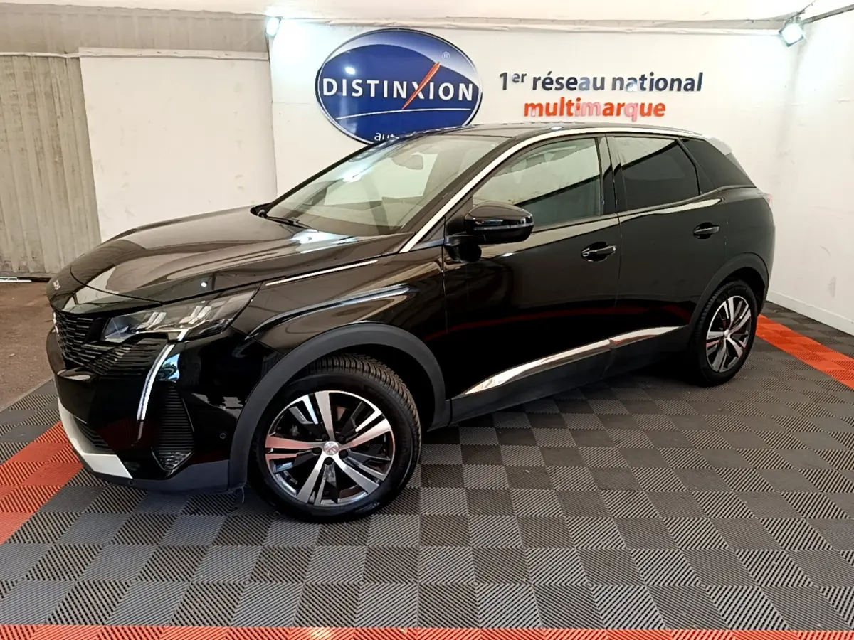 Peugeot 3008 noir vue 3/4 avant droit dans un showroom avec jantes alliage et toit contrasté blanc.