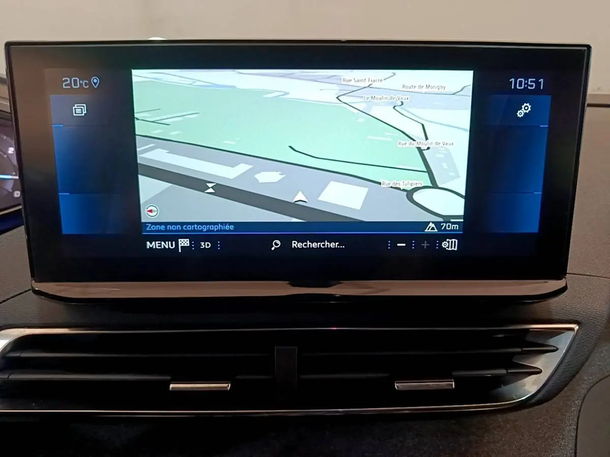 Écran tactile central affichant la navigation 3D dans l'habitacle du Peugeot 3008 noir 2022.