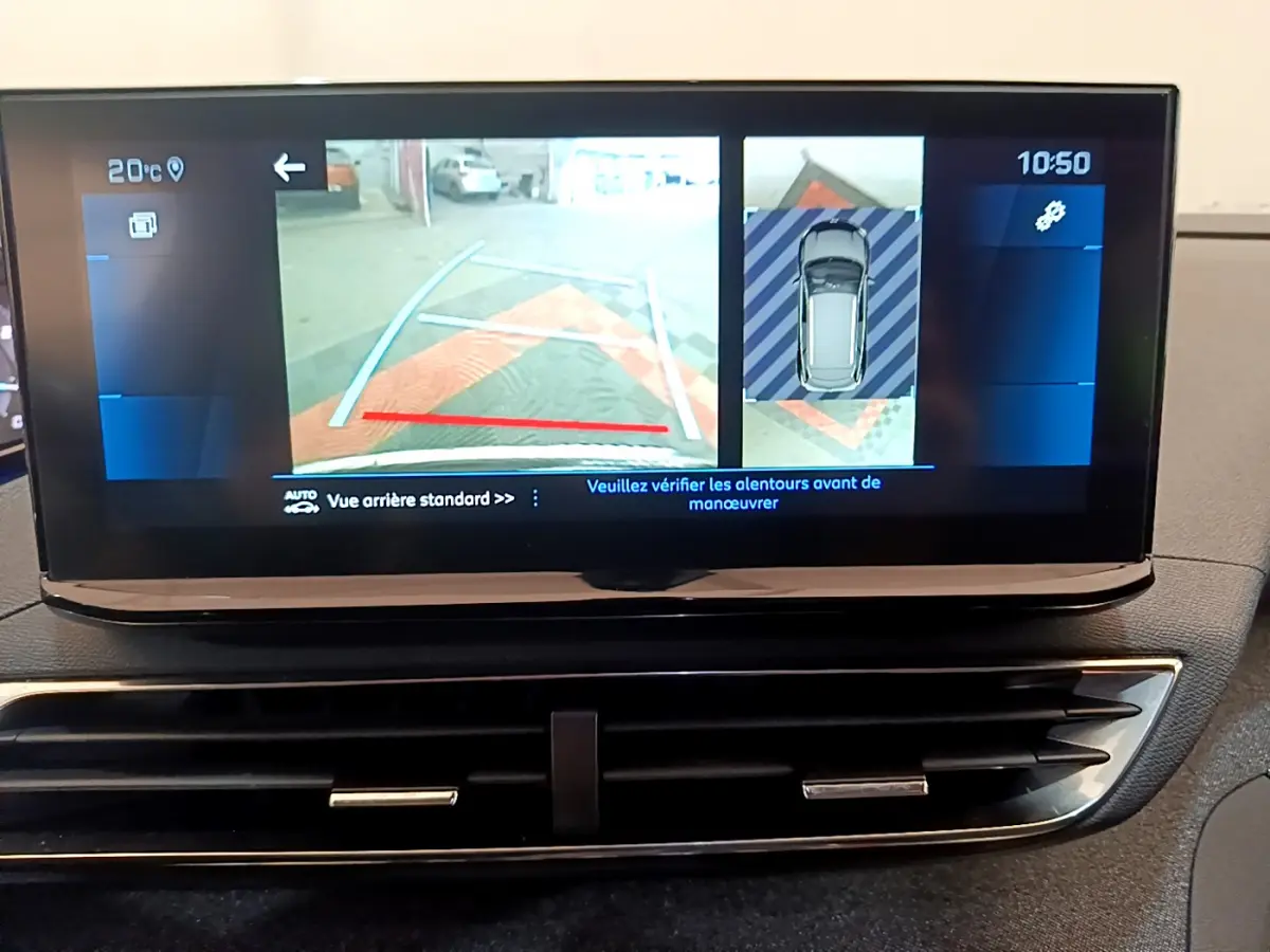 Écran tactile intérieur du Peugeot 3008 noir 2022 montrant la caméra de recul et l'affichage d'aide au stationnement.