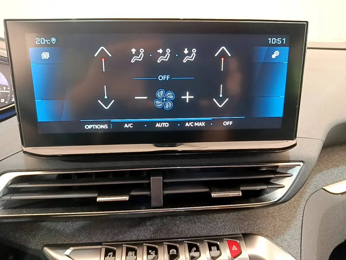 Écran tactile central affichant la climatisation du Peugeot 3008 noir, vue intérieure du tableau de bord.