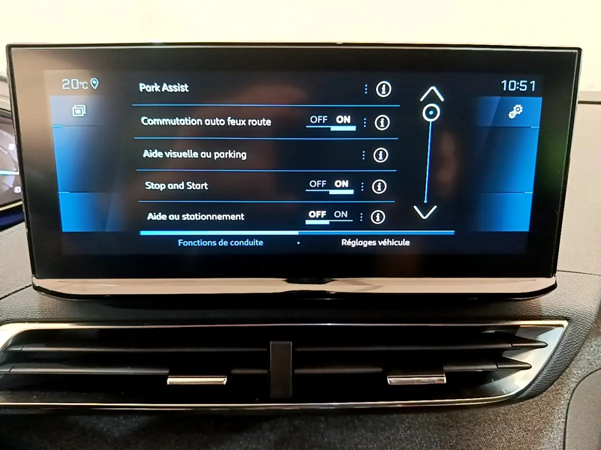 Écran tactile central affichant les réglages d'aide au stationnement dans l'habitacle du Peugeot 3008 noir 2022.