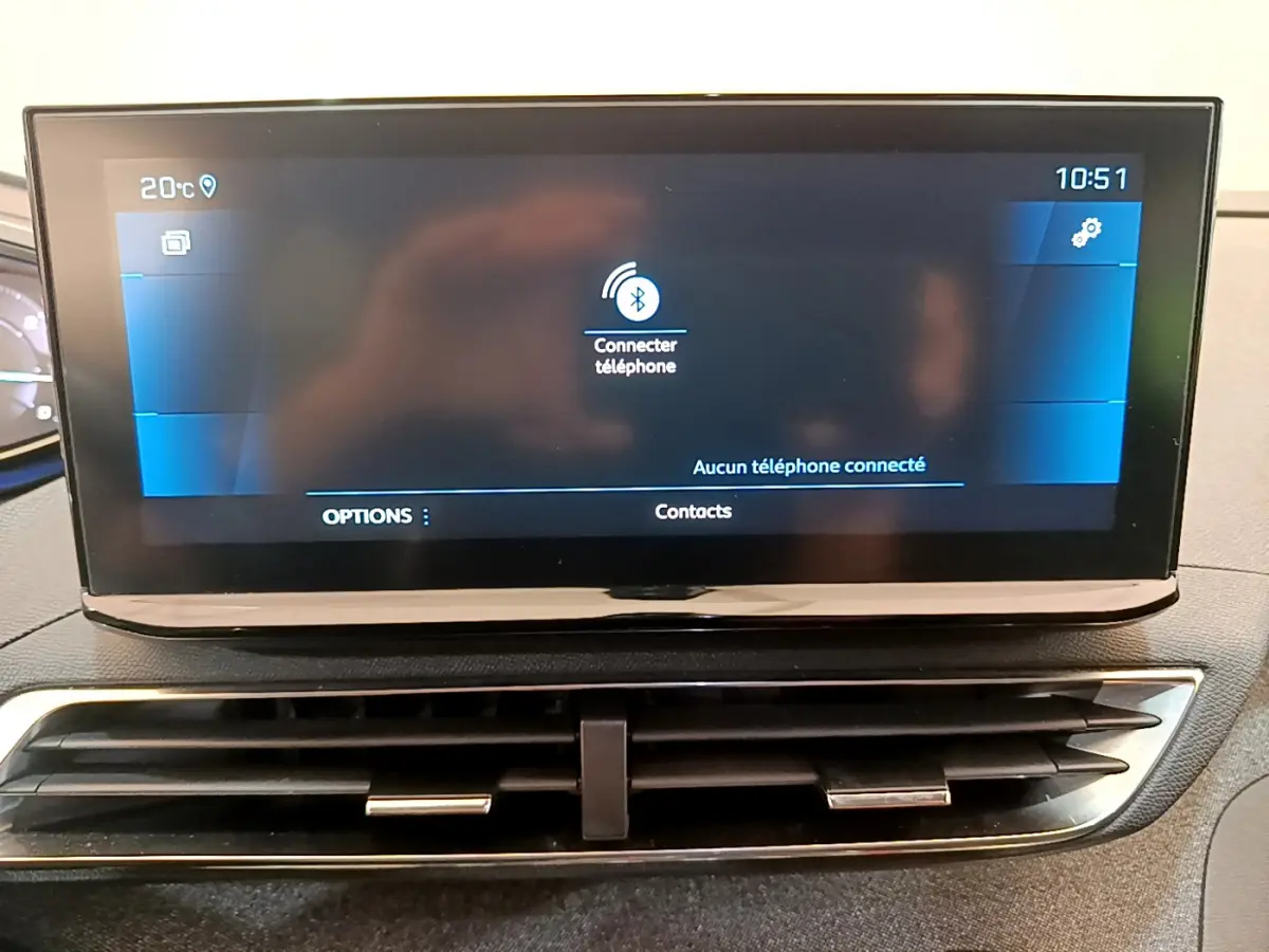 Écran tactile central du tableau de bord du Peugeot 3008 noir, affichant la connexion Bluetooth téléphone.