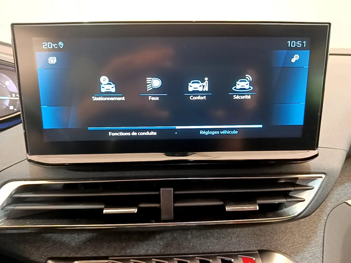 Écran tactile central affichant les réglages du véhicule sur le tableau de bord du Peugeot 3008 noir 2022