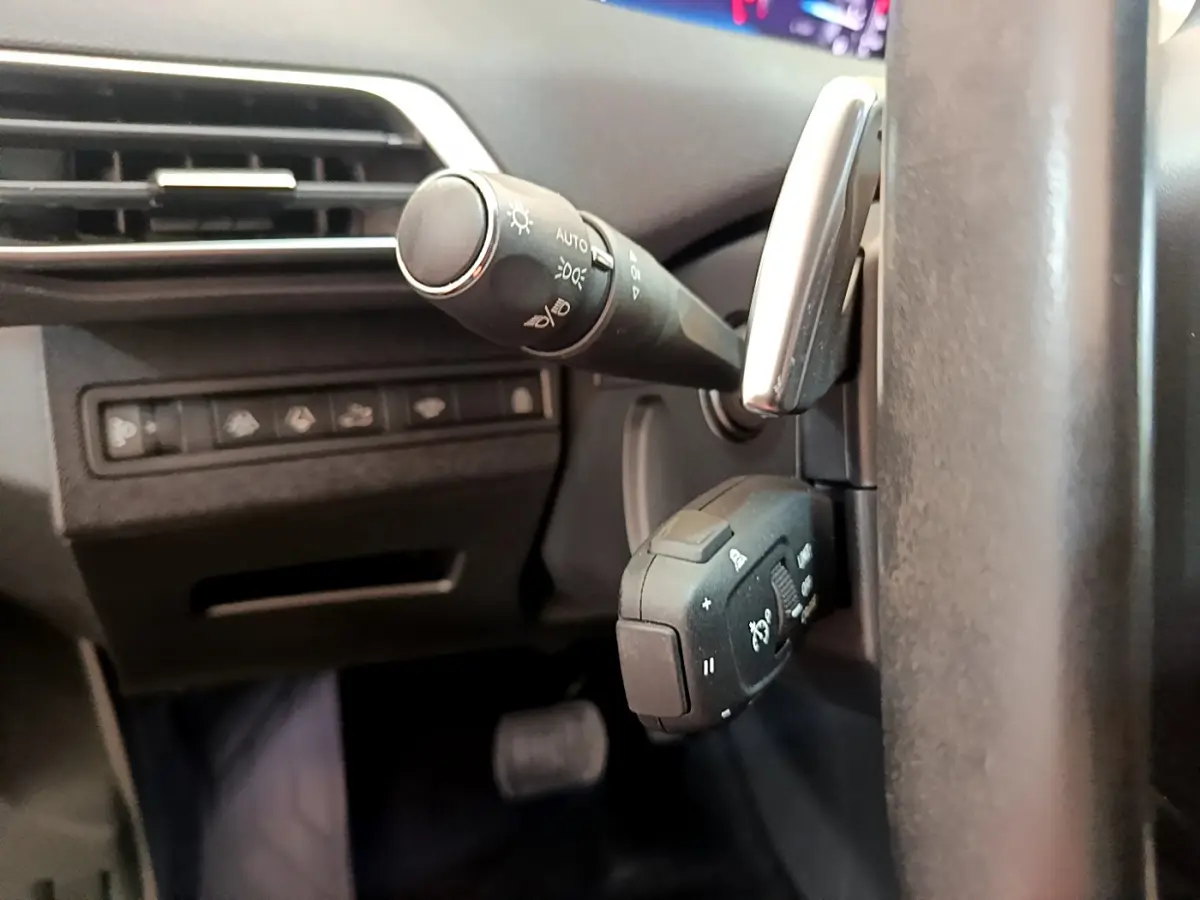 Gros plan sur les commandes au volant du Peugeot 3008 noir, version BlueHDi 130 S&S EAT8 Allure Pack 2022.