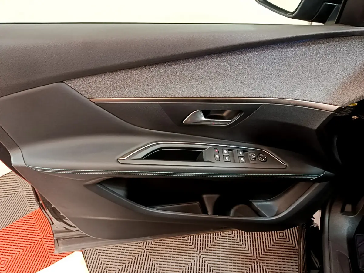Porte côté conducteur du Peugeot 3008 noir 2022, vue intérieure avec commandes des vitres et poignée intégrée.