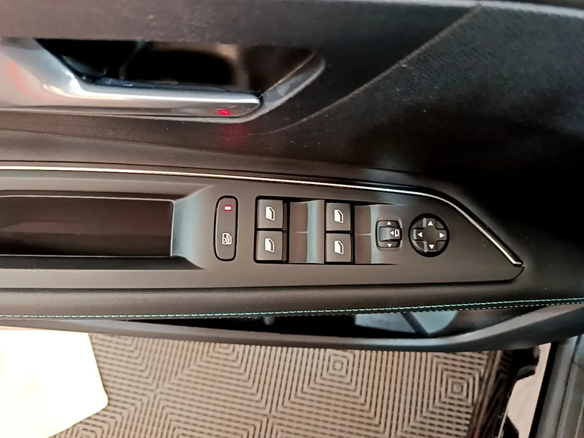 Gros plan sur la commande des vitres et rétroviseurs côté conducteur du PEUGEOT 3008 noir, intérieur moderne et soigné.