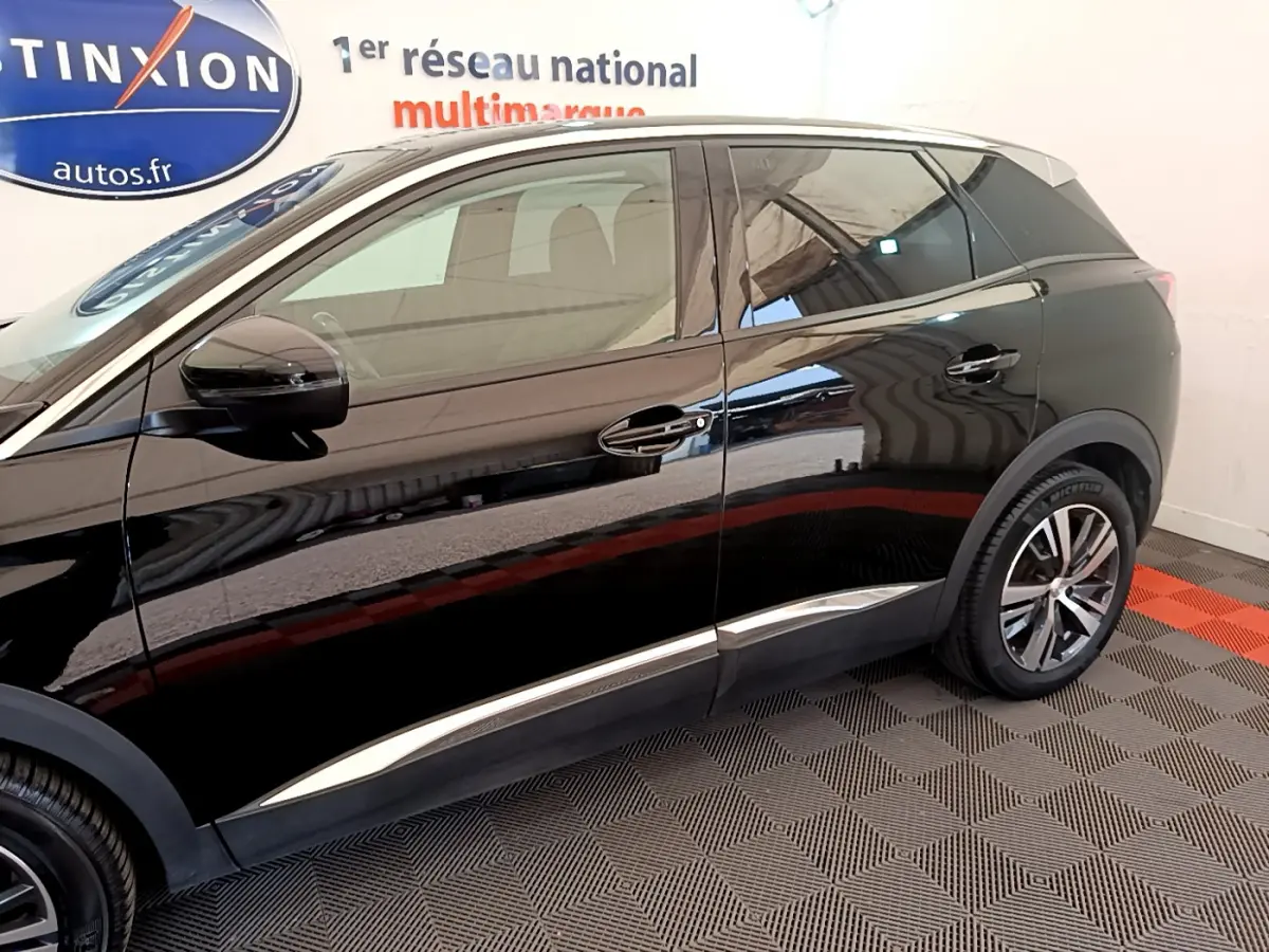 Profil côté gauche du Peugeot 3008 noir 2022 avec jantes alliage et rétroviseurs noirs brillants.
