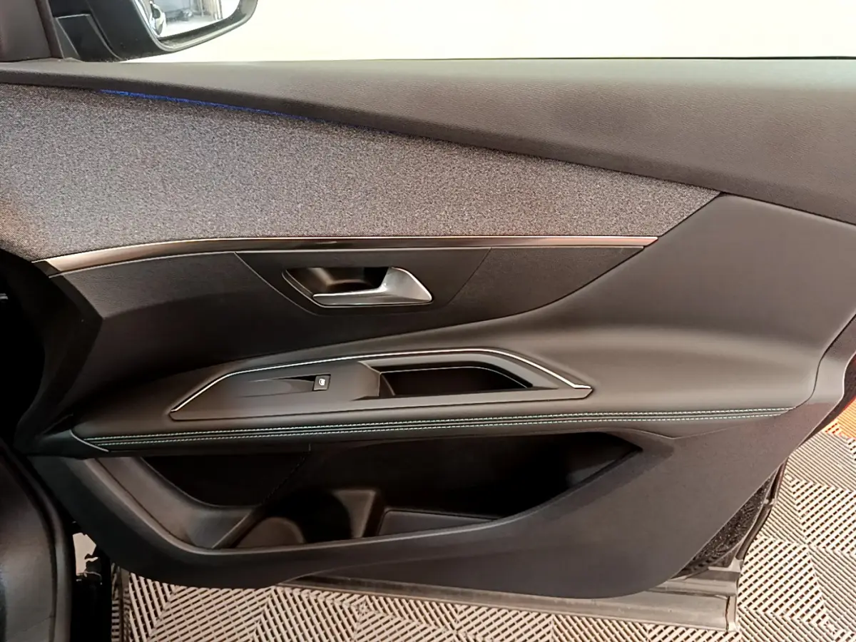 Vue rapprochée de la porte côté droit du Peugeot 3008 noir 2022, avec garniture cuir et insert décoratif argenté.