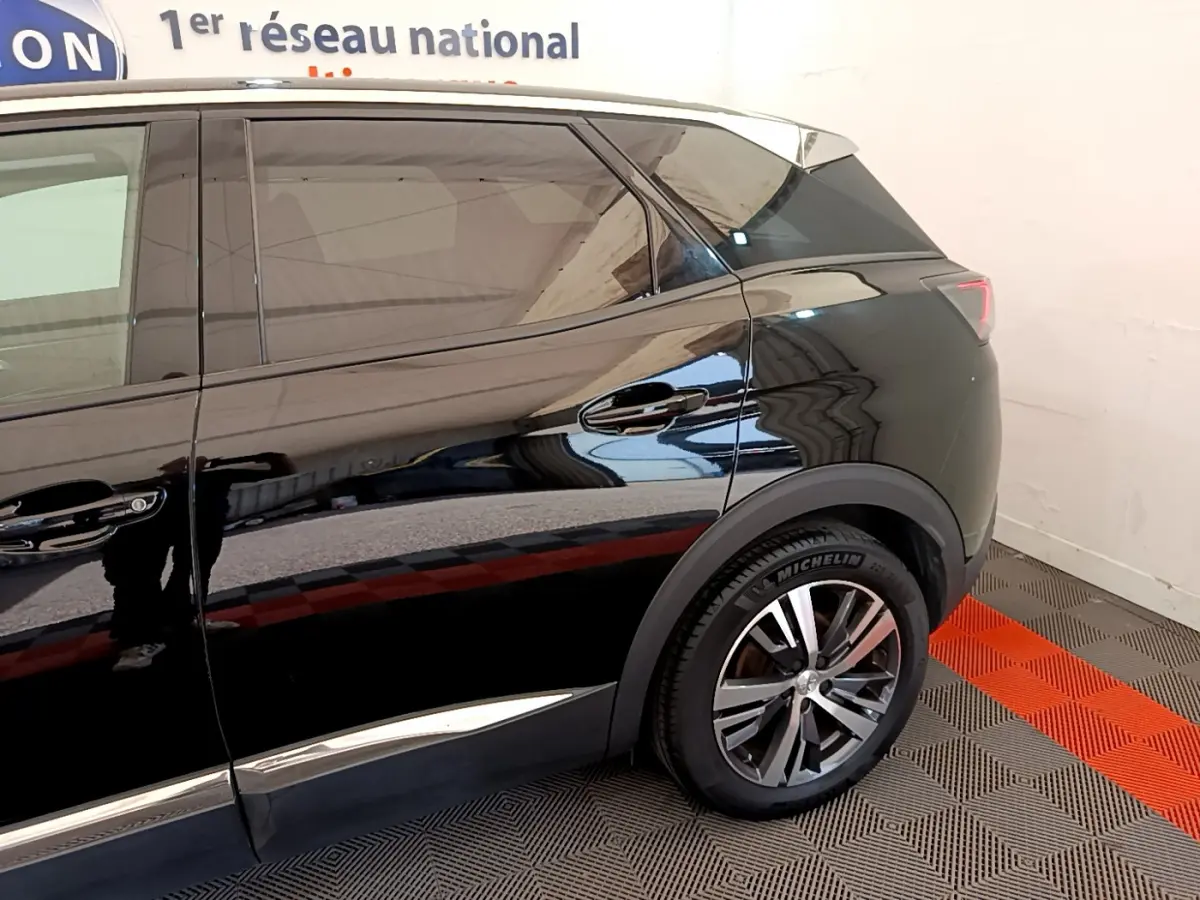 Vue latérale droite du Peugeot 3008 noir 2022, mettant en valeur la jante alliage et les lignes de la carrosserie.