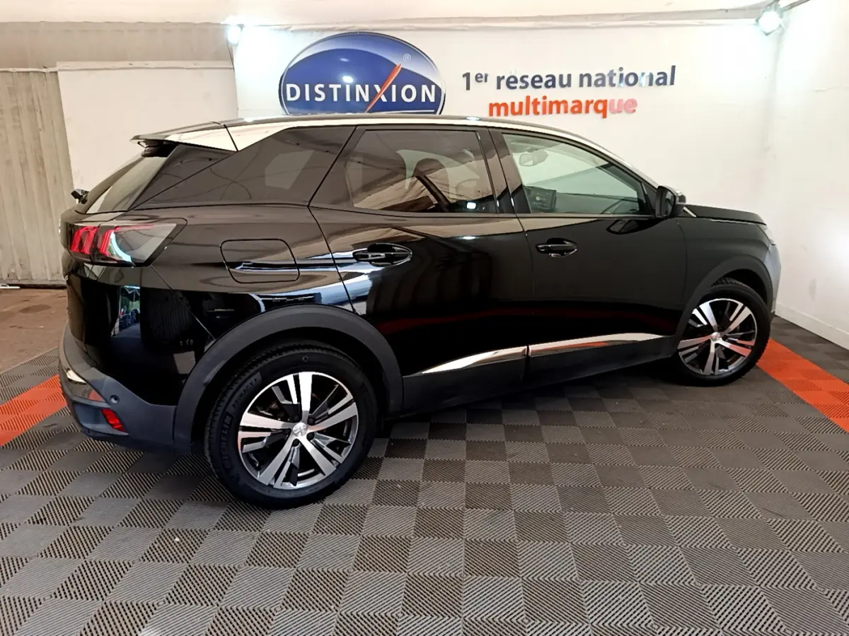 Peugeot 3008 noir en vue profil côté gauche, avec jantes alliage et feux arrière LED, stationné en intérieur.