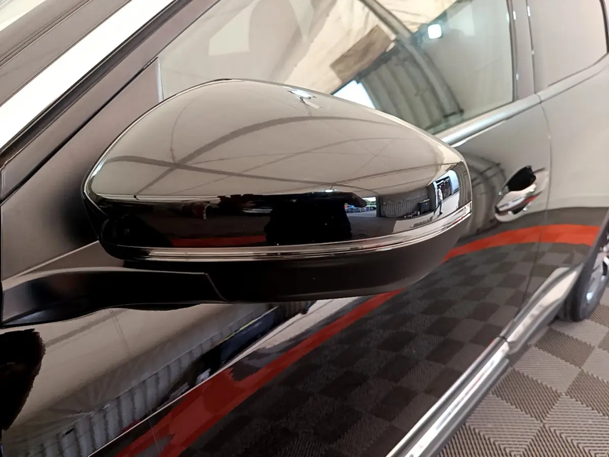 Rétroviseur côté gauche noir brillant du Peugeot 3008 2022 BlueHDi Allure Pack, avec poignée de porte visible.