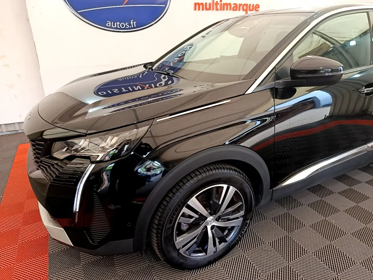 Peugeot 3008 noir vue 3/4 avant droit, mettant en valeur les phares LED et la calandre distinctive.