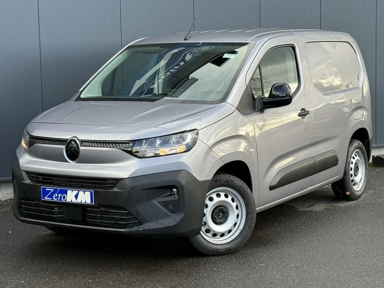 Citroën Berlingo Van gris Artense en 3/4 avant droit avec jantes tôles et pare-chocs noirs robustes.